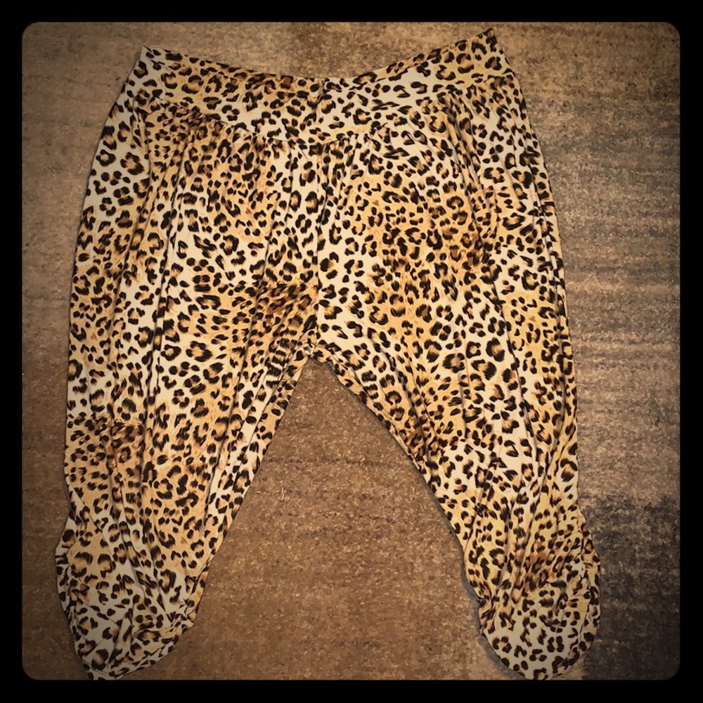 Leopard capris